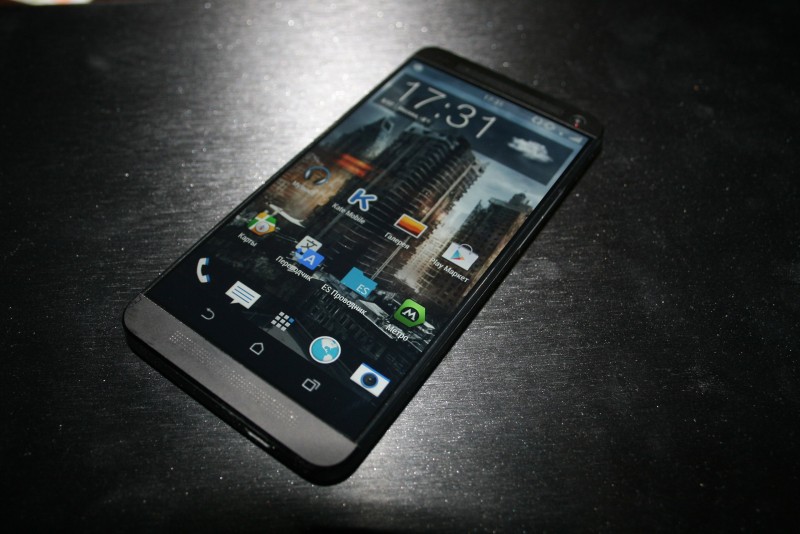 HTC M8 shows its face in newly leaked live photos (1)