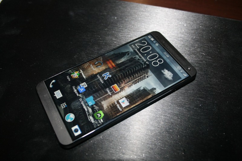 HTC M8 shows its face in newly leaked live photos (2)