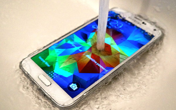Samsung-Galaxy-S5-Under-Water