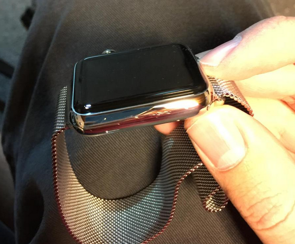 Scratches-appear-on-new-Apple-Watch-units