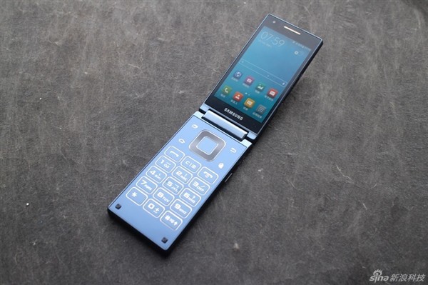 Samsung-SM-G9198-Android-clamshell (1)