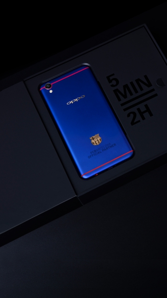 The package of the OPPO F1 Plus FCB edition