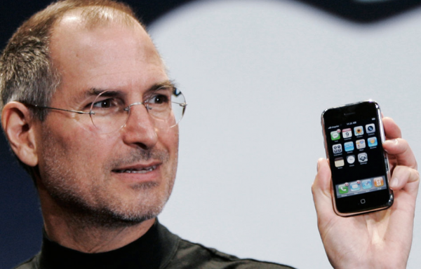 steve-jobs-original-2007-iphone-946x606