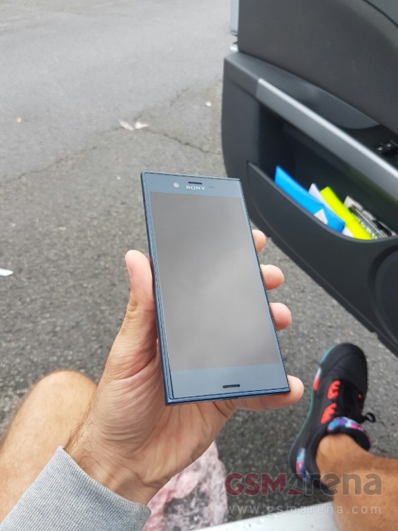 Sony-Xperia-F8331 (1)