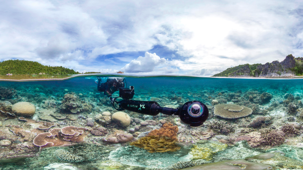 กล้องสำหรับสำรวจใต้ท้องทะเลของ XL Catlin Seaview Survey SVII ระหว่างเก็บภาพถ่ายสวนปะการังบริเวณ Keruo ที่เกาะ Raja Ampat ภาพจาก XL Catlin Seaview Survey