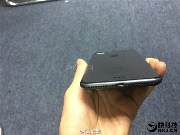 iPhone 7 Black 4