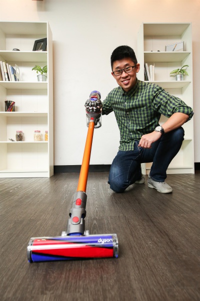 Alex Khoo_Dyson Engineer and Dyson V8 Fluffy