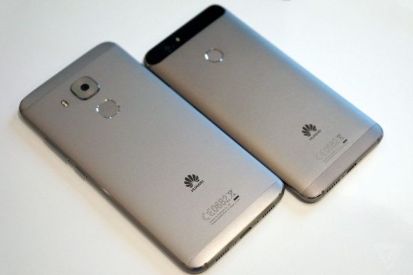 Huawei Nova Plus (ซ้าย) และ Huawei Nova (ขวา)