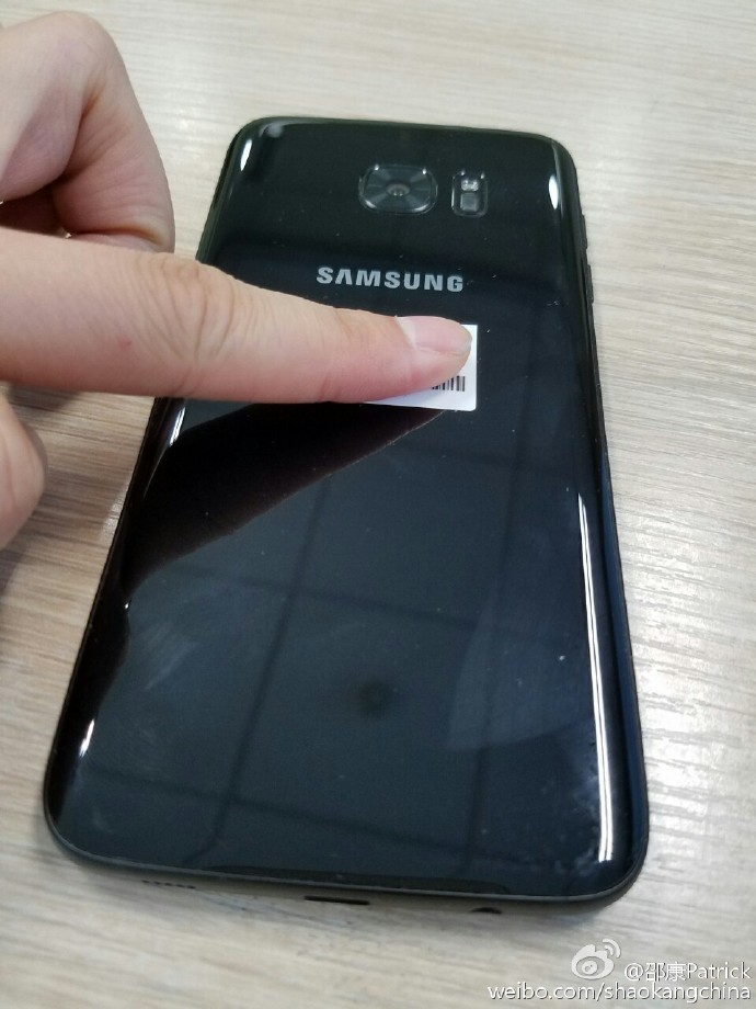 Glossy-black-Galaxy-S7-edge-leaks (1)
