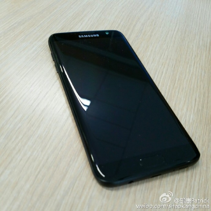 Glossy-black-Galaxy-S7-edge-leaks