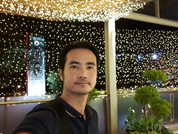 Galaxy A7 (2017) Selfie Low Light