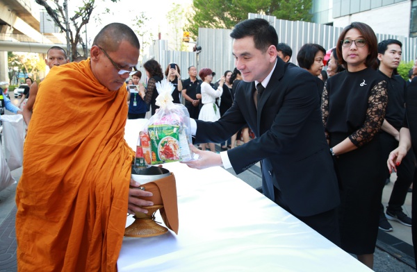 ais ทำบุญตักบาตรในพิธีบำเพ็ญกุศลครบ 100 วัน ร.9_1