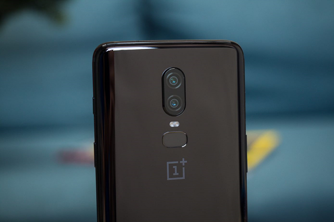 the screen on the OnePlus 6 flickers