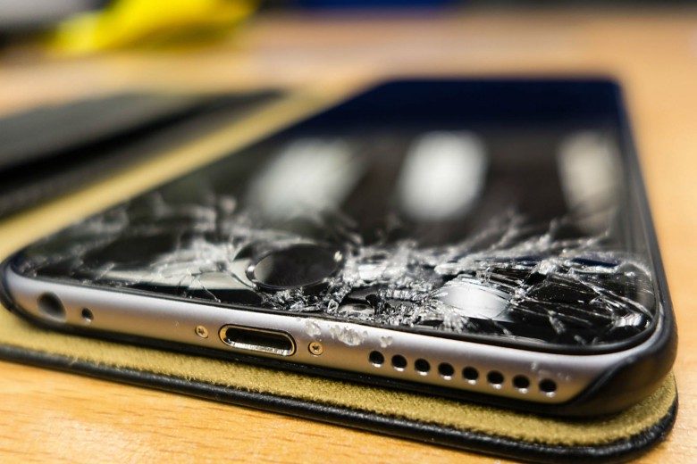 Apple-iPhone-vs-Samsung-LG-OnePlus-display-repair-cost