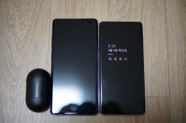 Samsung Galaxy S10 5G with 25W Charger