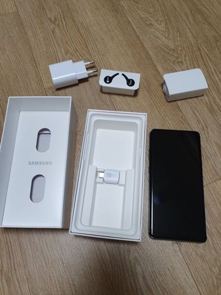 Samsung Galaxy S10 5G with 25W Charger