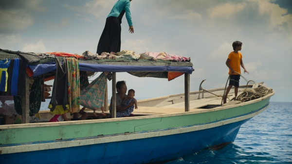 รูปภาพนี้มี Alt แอตทริบิวต์เป็นค่าว่าง ชื่อไฟล์คือ Angelo-a-3-month-old-baby-in-the-mothers-arms-from-the-Bajau-people-Borneo-in-Becoming-You-premiering-globally-on-Apple-TV-on-November-13..jpg