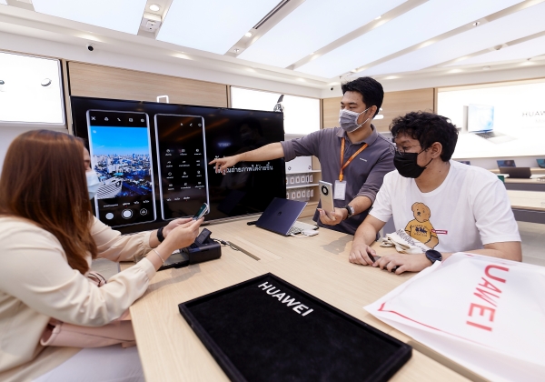 รูปภาพนี้มี Alt แอตทริบิวต์เป็นค่าว่าง ชื่อไฟล์คือ HUAWEI-High-End-Experience-Store-Grand-Opening-10.jpg
