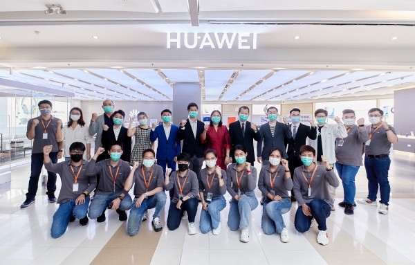 รูปภาพนี้มี Alt แอตทริบิวต์เป็นค่าว่าง ชื่อไฟล์คือ HUAWEI-High-End-Experience-Store-Grand-Opening-8.jpg