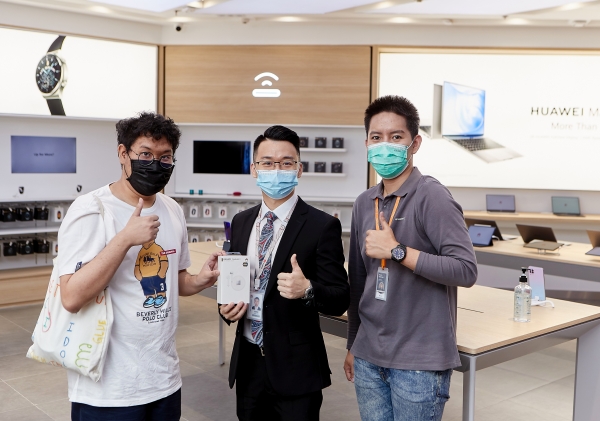 รูปภาพนี้มี Alt แอตทริบิวต์เป็นค่าว่าง ชื่อไฟล์คือ HUAWEI-High-End-Experience-Store-Grand-Opening-9.jpg