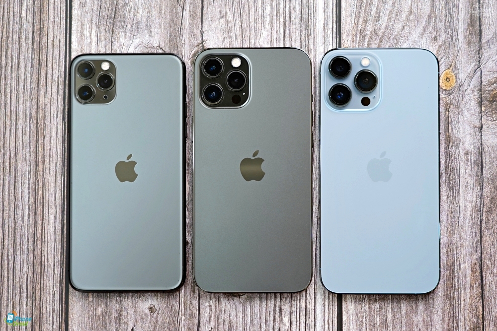 iPhone 11 Pro Max (ซ้าย), iPhone 12 Pro Max (กลาง) และ iPhone 13 Pro Max (ขวา)