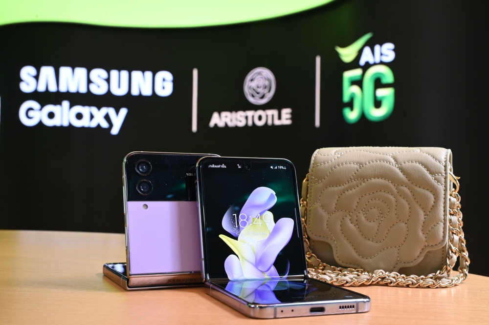 ซื้อ Galaxy Z Flip4 ที่ AIS รับฟรี กระเป๋าจากแบรนด์ Aristotle