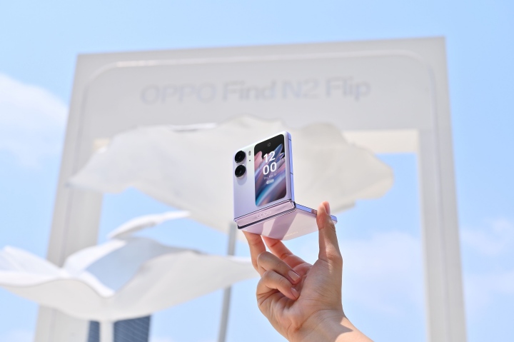 OPPO Find N2 Flip shows up on a 3D screen