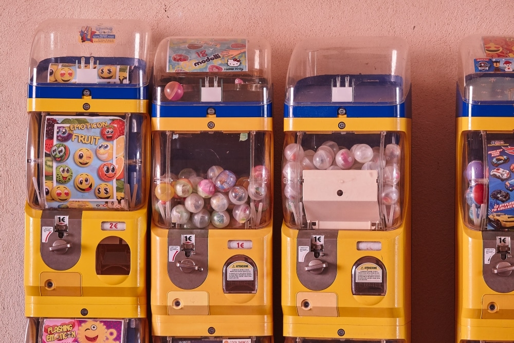 ตู้บอล (Ball Vending Machine) หรือ ตู้คีบบอล