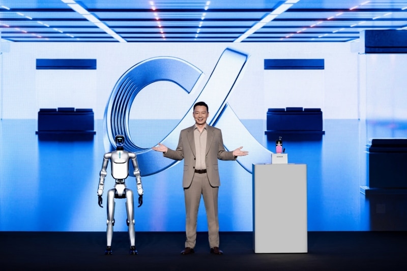 HONOR Debuts Robot Phone, Humanoid Robot, and Magic V6 at MWC 2026