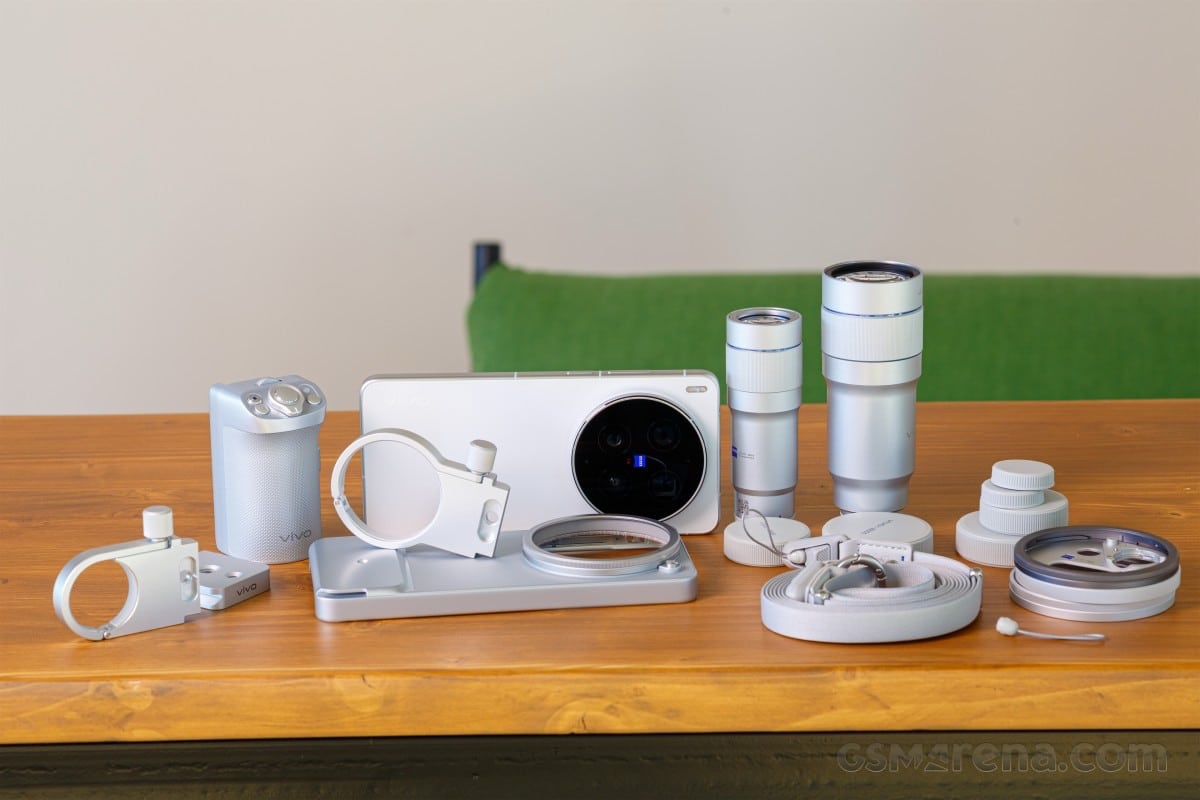 Unboxing the vivo X300 Ultra Photography kit